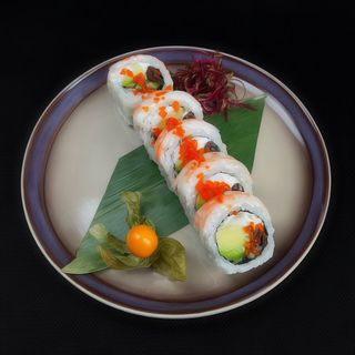 Uramaki owinięte krewetką gotowaną