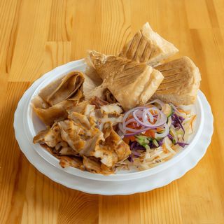 Kebab na talerzu z pieczywem mały