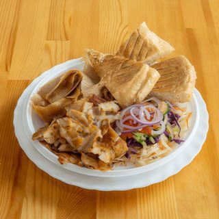 Kebab na talerzu z pieczywem duży