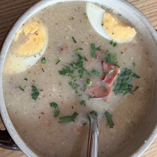 Delikatny żurek z kiełbasą i jajkiem