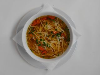 Rosół z makaronem i kawałkami kurczaka