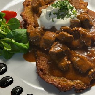 Placki ziemniaczane z gulaszem