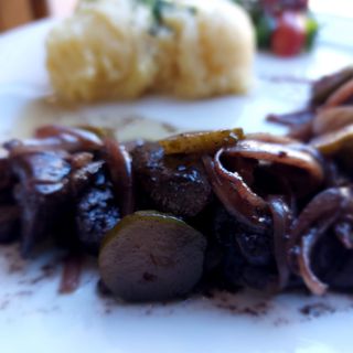 Wątróbka z cebulką i kiszonym ogórkiem