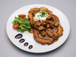 Placki ziemniaczane z gulaszem