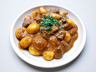 Kluski śląskie z gulaszem