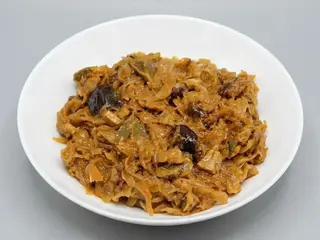 Bigos z żeberkami i wędzonymi śliwkami (300 g)
