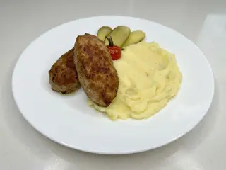 Kotlety z Wieprzowiny z Puree Ziemniaczanym i Surówką (350 g)