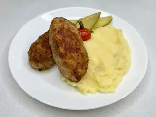 Kotlety z kurczaka (z puree zemniczanym i surówką)