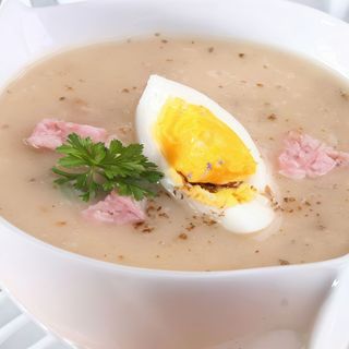 Żur na własnym zakwasie z kiełbasą i jajkiem