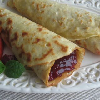 Naleśniki z dżemem truskawkowym 