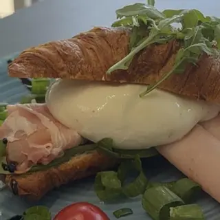 Croissant zapiekany z buratą