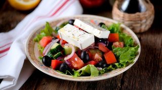 Sałatka grecka z tostami