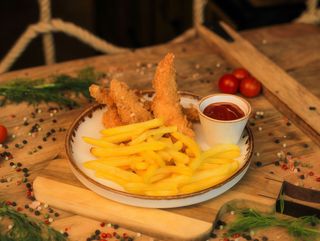 Stripsy z kurczaka oraz frytki klasyczne