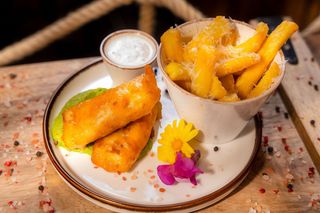 Fish and chips w piwnej panierce z sosem tatarskim 439g