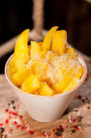 Frytki z parmezanem i oliwą truflową oraz ketczupem