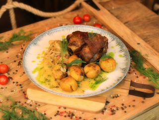 Golonka z młodą kapustą zasmażaną z francuskimi ziemniaczkami 650 g