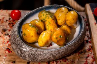 Ziemniaczki francuskie w emulsji maślanej z koperkiem