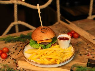 Mini burger z frytkami i ketczupem