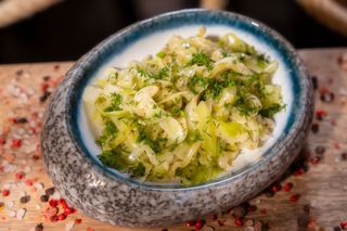 Młoda zasmażana kapusta z koperkiem