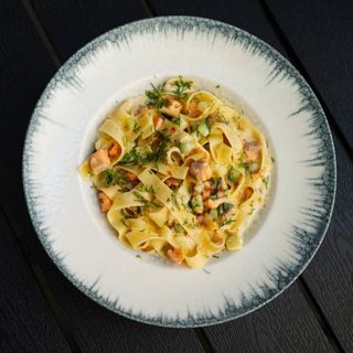 Tagliatelle z łososiem i cukinią