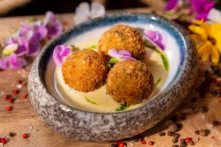 Arancini z serem cheddar z sosem serowym blue cheese 125 g