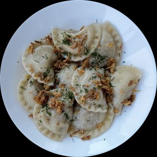Pierogi z ziemniakami i wątrobką (porcja L) gotowane