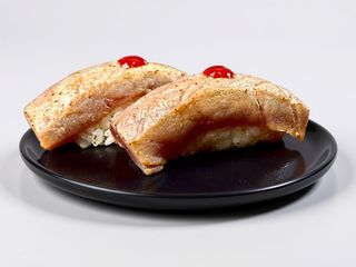 HOT MAGURO NIGIRI (tuńczyk opalany + sriracha)