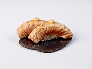 HOT SAKE NIGIRI (opalany łosoś + spicy mayo)