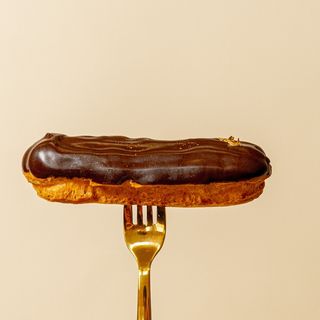 Ekler śmietanowy w czekoladzie