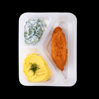 Kotlet de volaille z puree ziemniaczanym i mizerią 400g