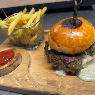 Juicy lucy burger. Frytki & Cola