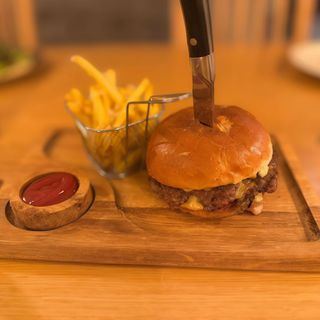 Cheeseburger, Frytki i Cola