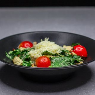 Sałatka z grillowanym serem i awokado