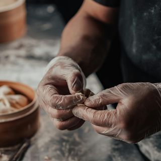 Szara kluska z gulaszem 