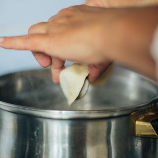 Szara kluska z twarogiem i okrasą