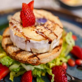 Grillowany camembert z żurawiną. 