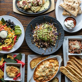 Domowy smalec z ogórkiem, domowym chlebem. 