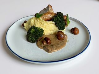 Grillowany filet z kurczaka z sosem grzybowym 