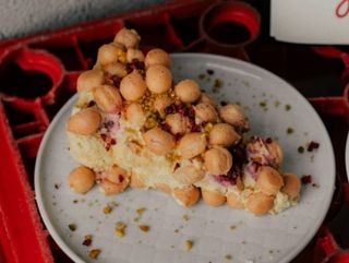 Karpatka z ptysi z kremem pistacjowym i malinami