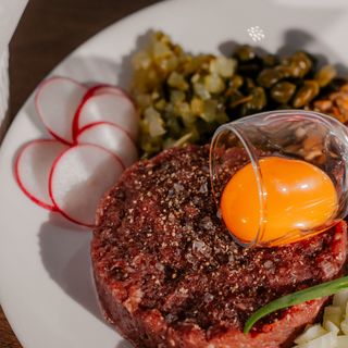 Tatar wołowy z dodatkami