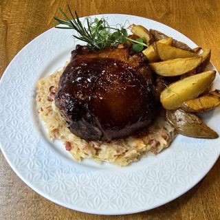 Golonka glazurowana z kapustą zasmażaną