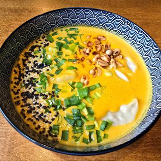 Tajska curry z pierożkami z kurczaka