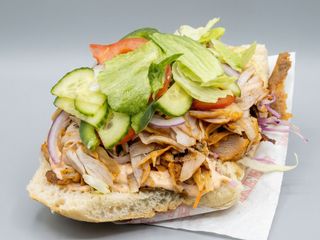 Kebab bułka z surówką duży