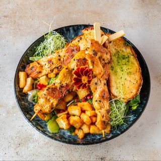 Sałatka z grillowanym kurczakiem satay