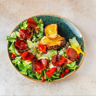 Sałatka z wołowiną i chorizo