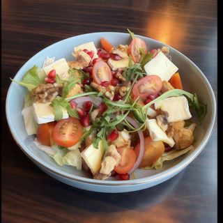 Sałatka z kurczakiem, serem brie i granatem