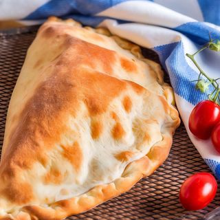 Calzone piróg z ciasta z kurczakiem gyros, papryką, kukurydzą, cebulą i sosem