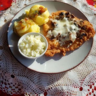Kotlet schabowy, ziemniaki, zestaw surówek 