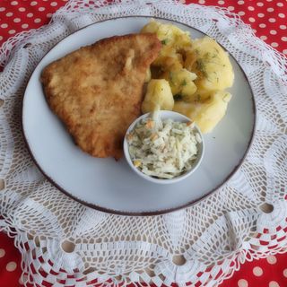 Kotlet schabowy, ziemniaki, surówki 