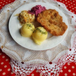 Kotlet drobiowy, ziemniaki, surówki 